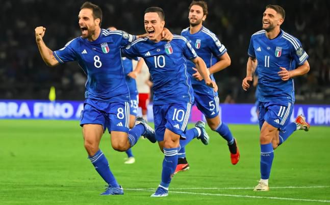 《007：无暇赴死》单日票房728万，稳居日榜第一名。