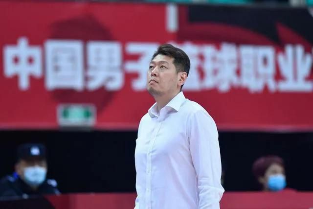 影片发布“硬核甜心”版预告以及“芭比和肯”全新海报，芭比真实世界大冒险惨遭围追堵截？